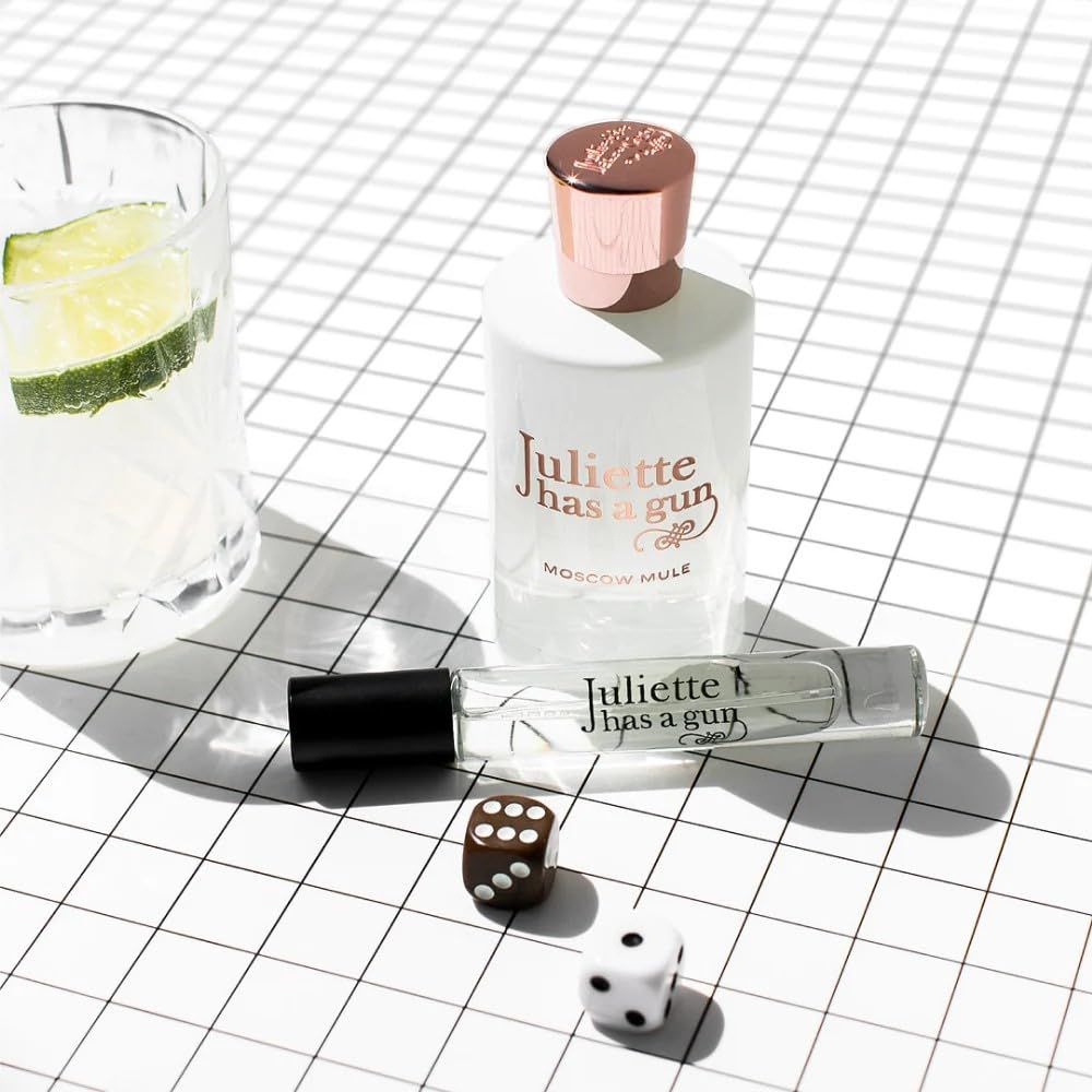 Parfümflasche, Roll-on, Würfel und Glas mit Limette. Aufschrift: Juliette has a gun Moscow Mule.