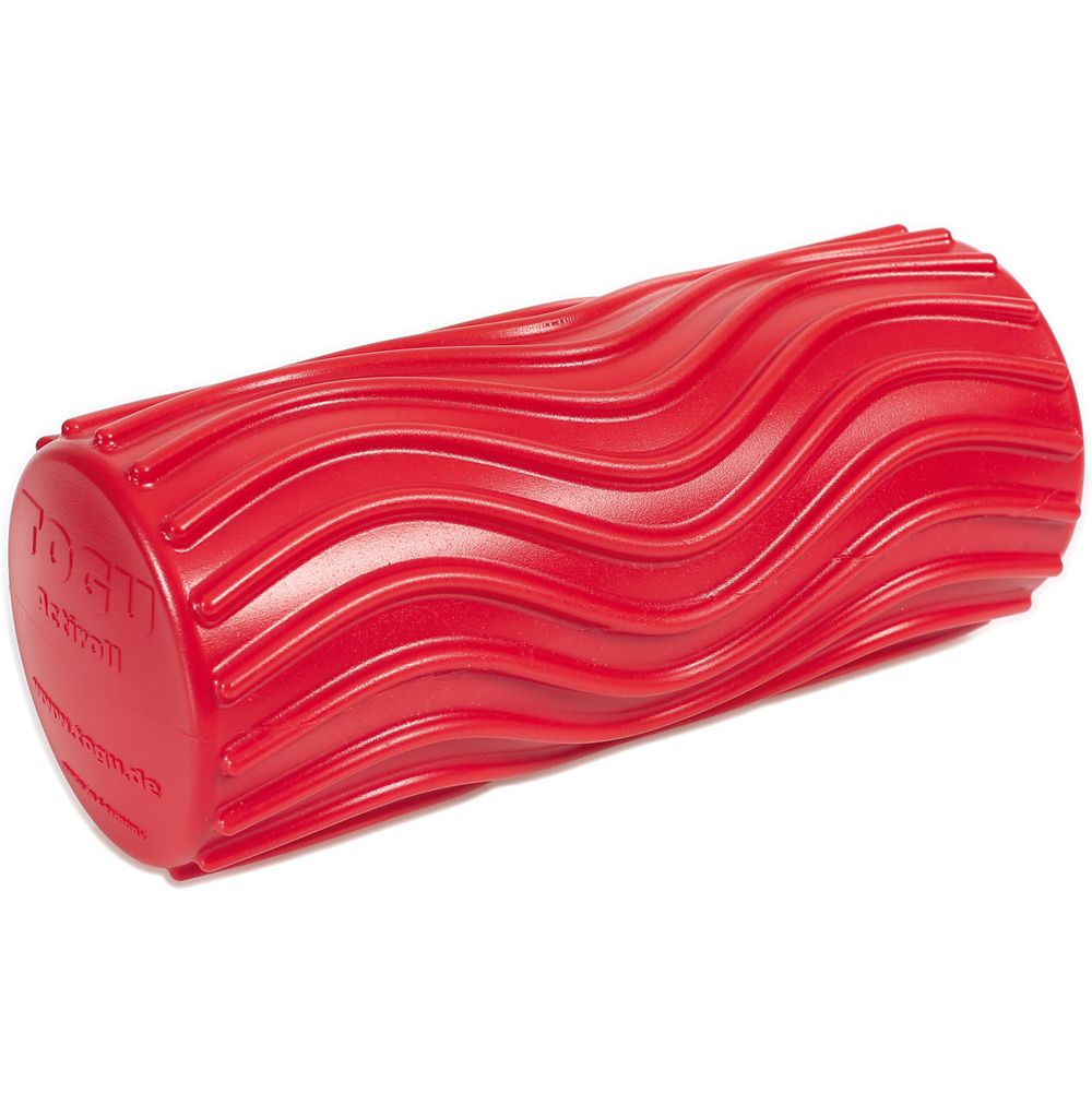 Rote Faszienrolle mit Wellenstruktur. Zylindrische Form. Auf einer Seite ist der Markenname eingeprägt.