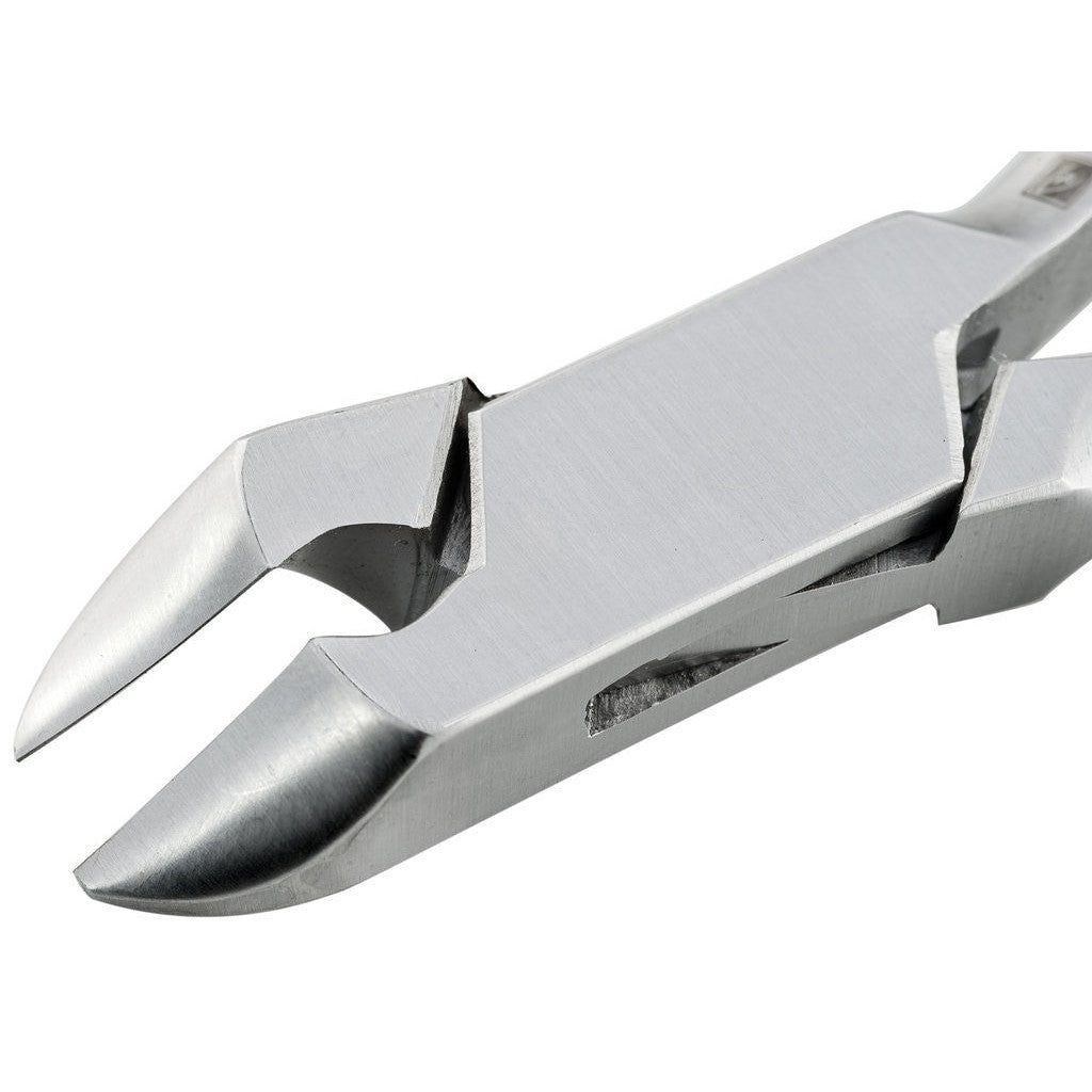 Nagelzange aus Metall. Nahaufnahme der Schneidekanten. Silberfarbenes Metall, glatte Oberfläche. Scharfe, abgewinkelte Klingen.