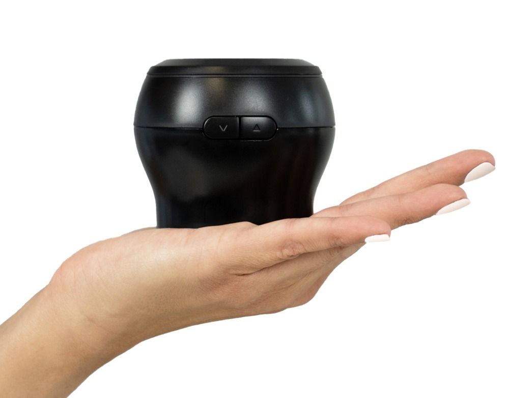 Hand hält ein schwarzes Kiiroo Powerblow Sauggerät.