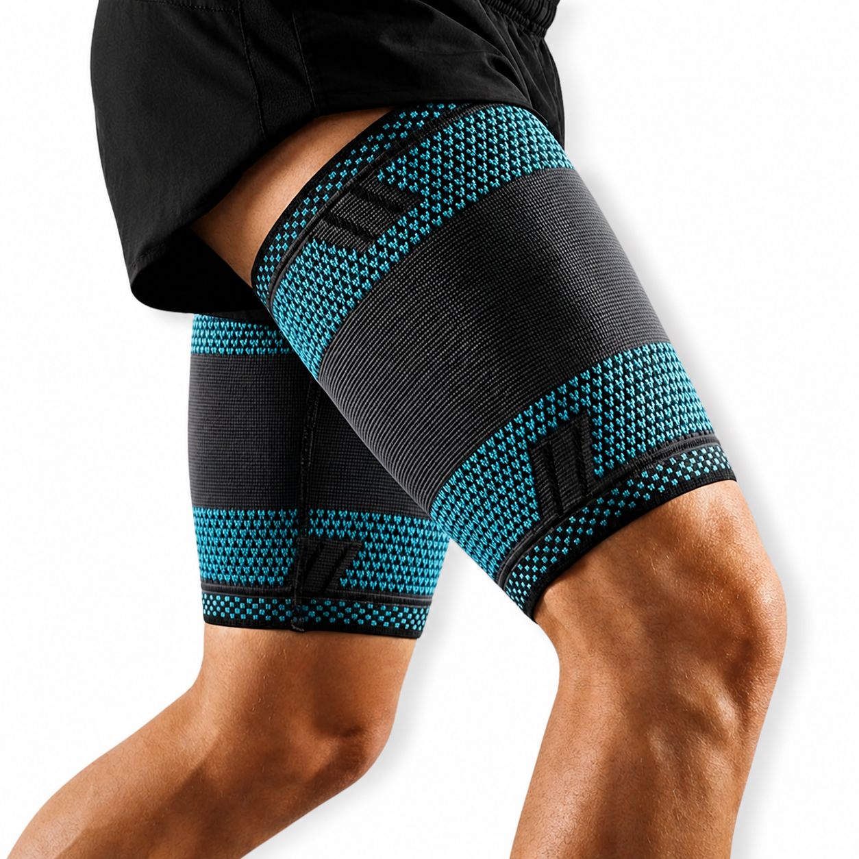 Beine mit Oberschenkelbandagen, grau-blau. Schwarze Shorts. Detail des Produkts.