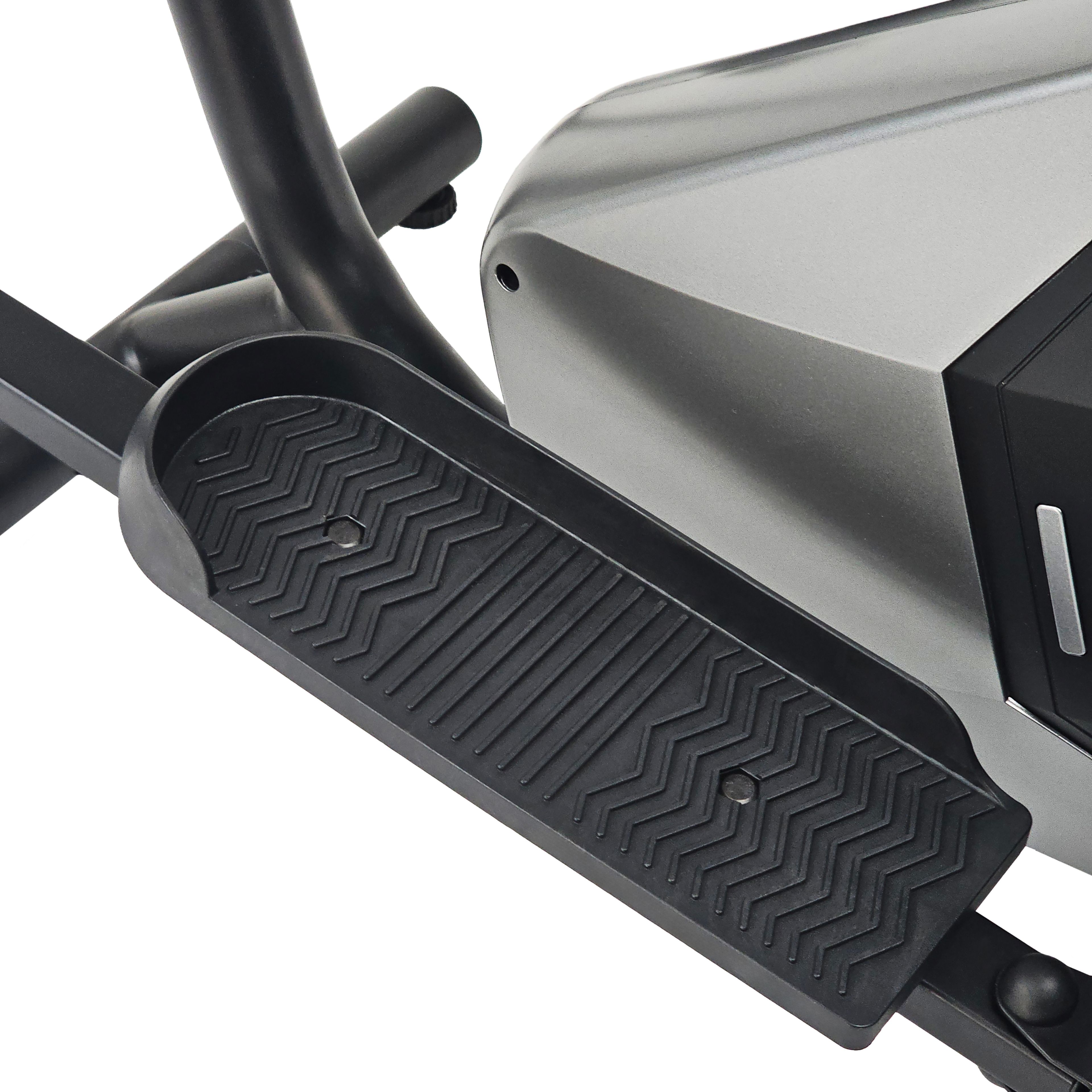 Nahaufnahme der Fußstütze eines Crosstrainers. Schwarzer Kunststoff mit Rillenmuster. Graues Gehäuse im Hintergrund.