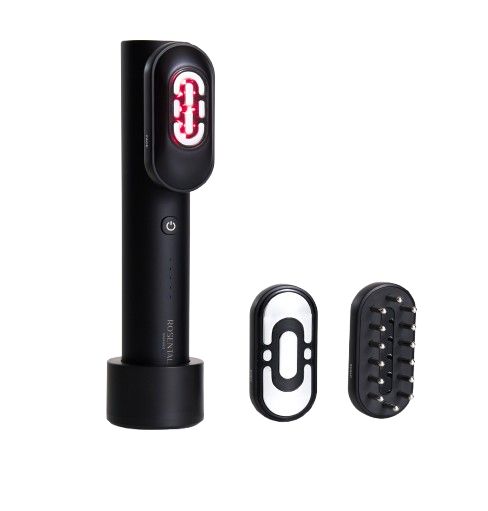 Schwarzes BeautyDock+ mit drei Aufsätzen. Ein Gerät mit LED-Lichtern, ein Aufsatz mit Noppen, ein weiterer mit Öffnungen.