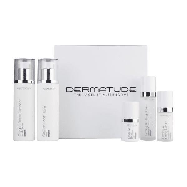 Dermatude Hautpflege-Set mit fünf Flaschen und einer Box. Enthält Oxygen Boost Cleanser, Toner, Firming & Lifting Cream und Serum.