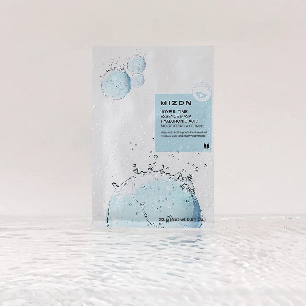 MIZON Joyful Time Essence Mask Hyaluronsäure Verpackung. Weißes Sachet mit blauem Logo und Produktinformationen. Wasserspritzer-Design, auf Wasser.