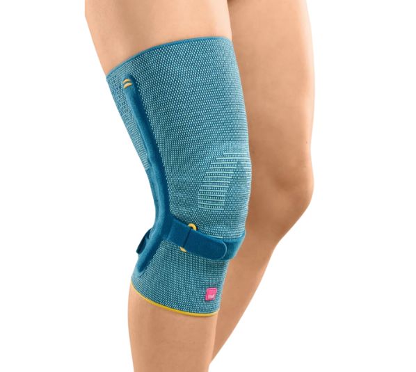 Knieorthese am Bein. Blau-türkis mit Klettverschlüssen und gelben Akzenten. Seitliche Verstärkung und Gelenk.