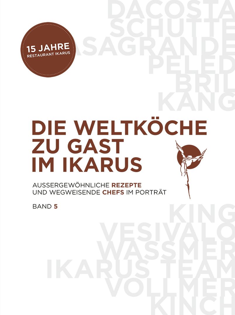 Buchcover: "Die Weltköche zu Gast im Ikarus". Titel, Autorennamen und Logo. Band 5. Braune und weiße Farben.