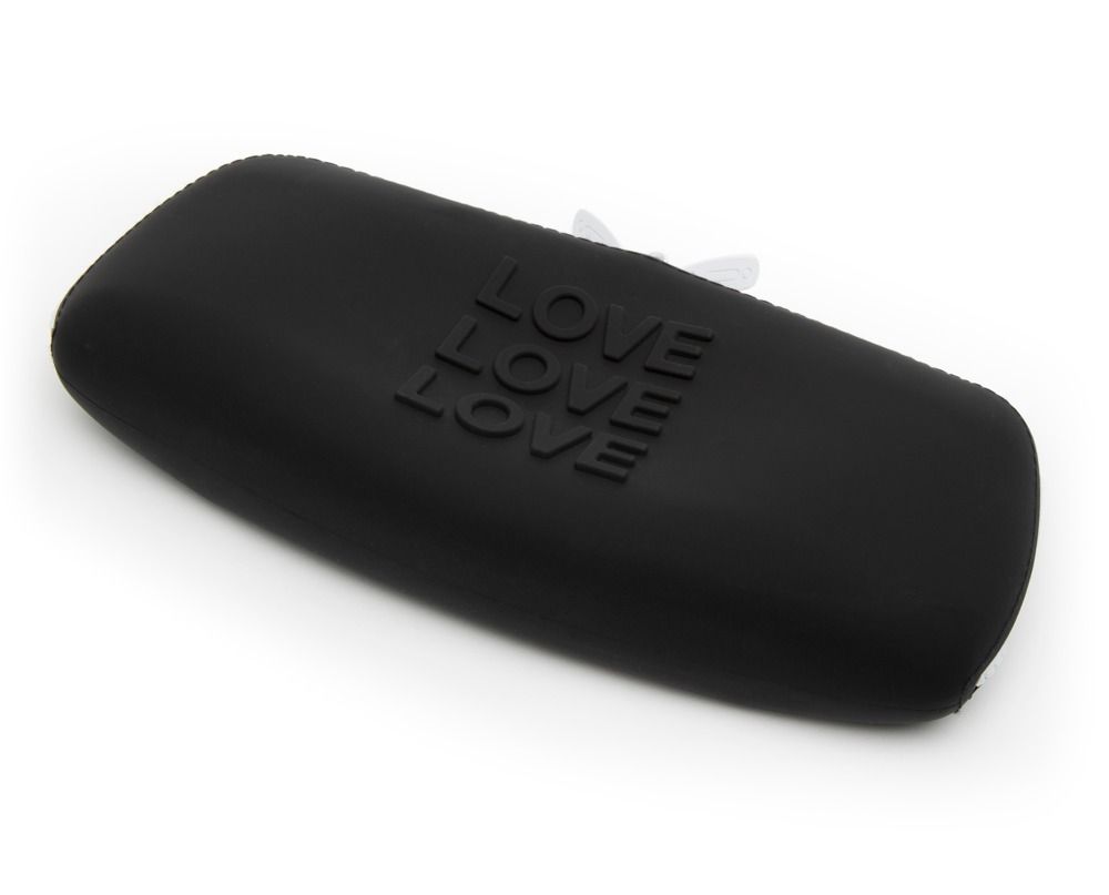 Schwarze, längliche Tasche mit "LOVE"-Schriftzug. Material: Silikon.