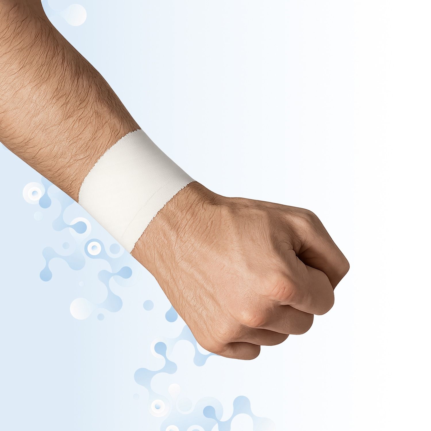Weißes Sporttape am Handgelenk. Die Hand ist zur Faust geballt. Der Hintergrund ist hellblau mit weißen Formen.