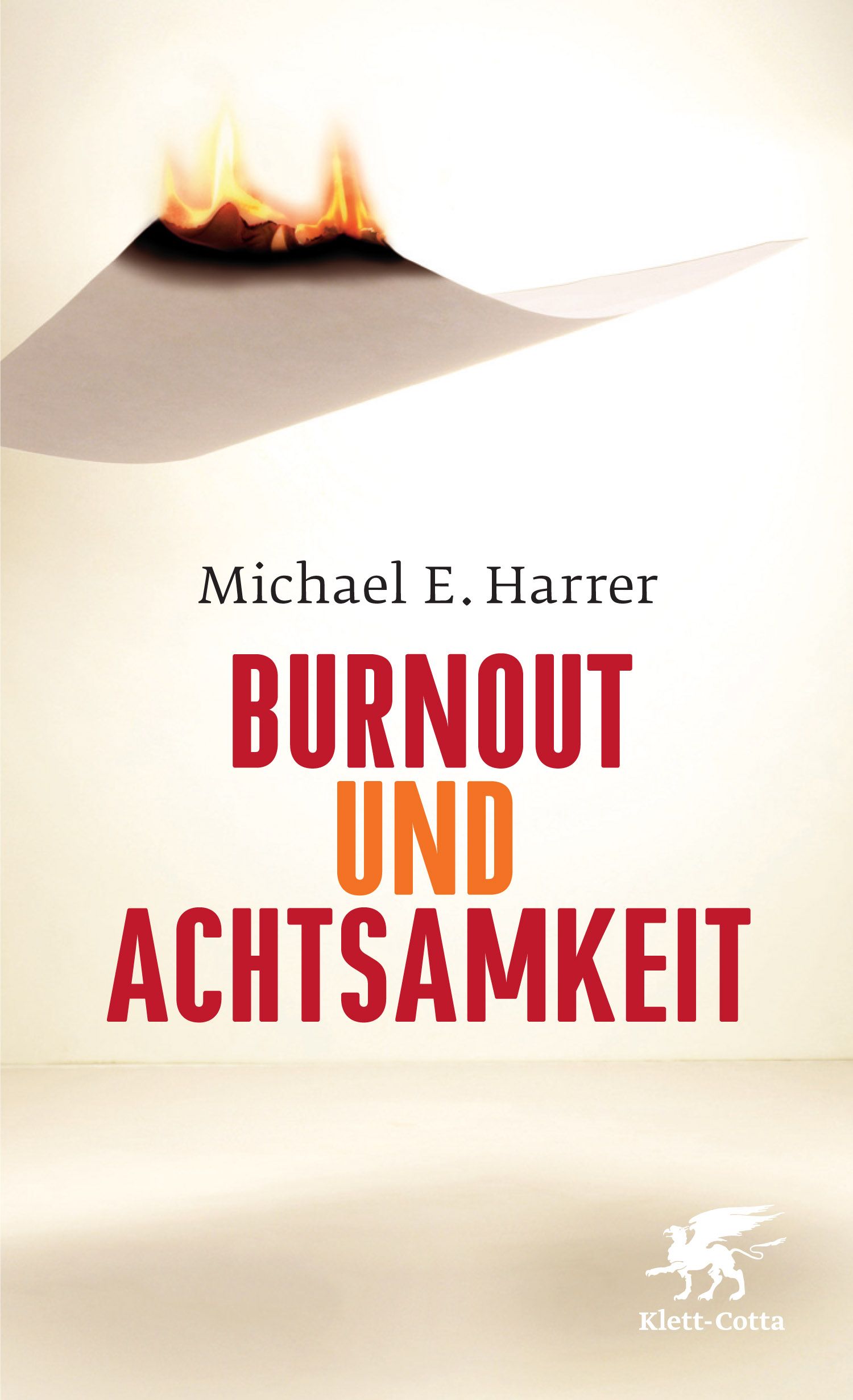 Buchcover mit Titel "Burnout und Achtsamkeit". Papier brennt. Autor: Michael E. Harrer. Verlag: Klett-Cotta.