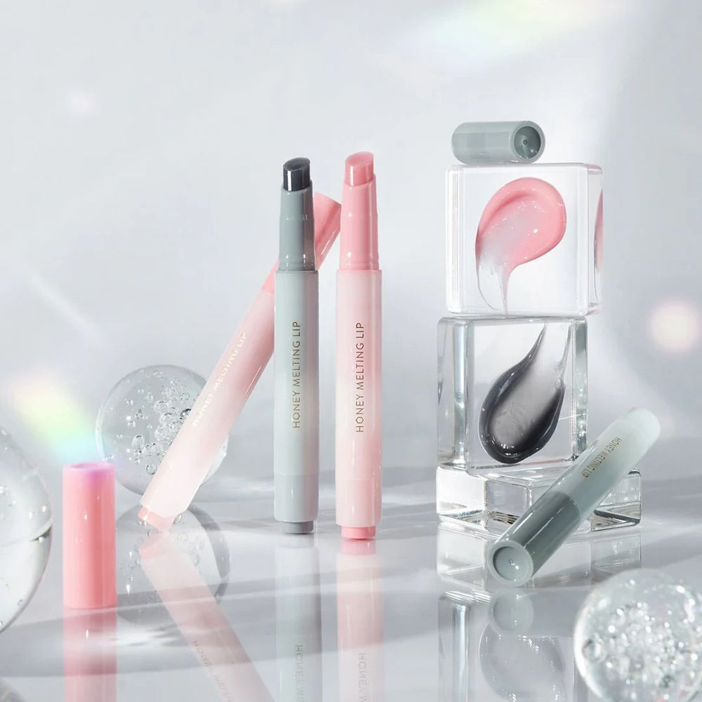 Mehrere Lippenstifte in verschiedenen Farben und Verpackungen, mit Text "HONEY MELTING LIP".