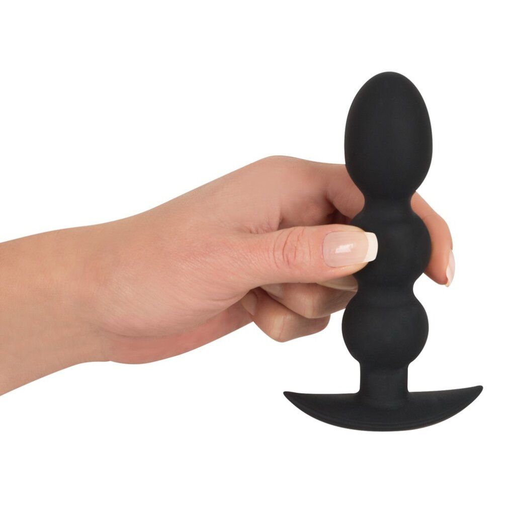 Hand hält einen schwarzen Analplug mit drei Kugeln und breitem Flansch.