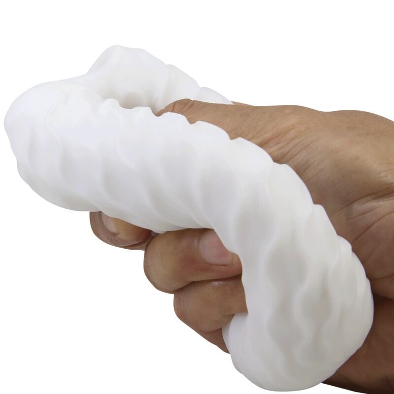Weißes, längliches Produkt mit wellenförmiger Oberfläche, in einer Hand gehalten.