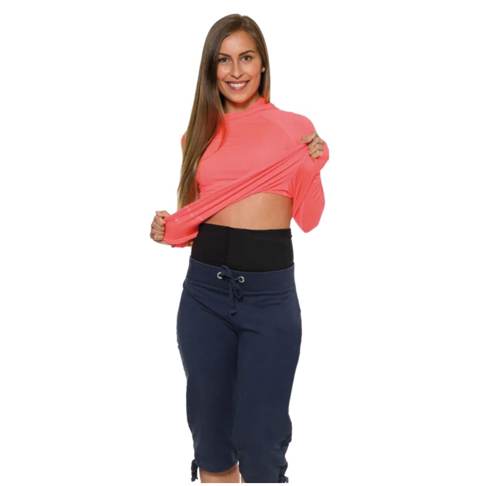 Schwarzer Bauchgurt, getragen von einer Person. Der Gurt bedeckt den Bauchbereich. Person trägt Sportkleidung.