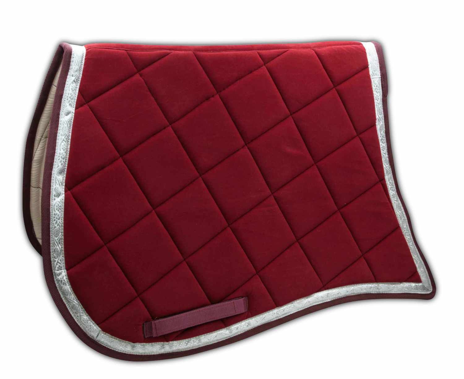 Burgunderfarbene Schabracke mit silberfarbener Biese. Quadratisches Steppmuster. Rechteckige Form mit Sattelgurt-Schlaufe.