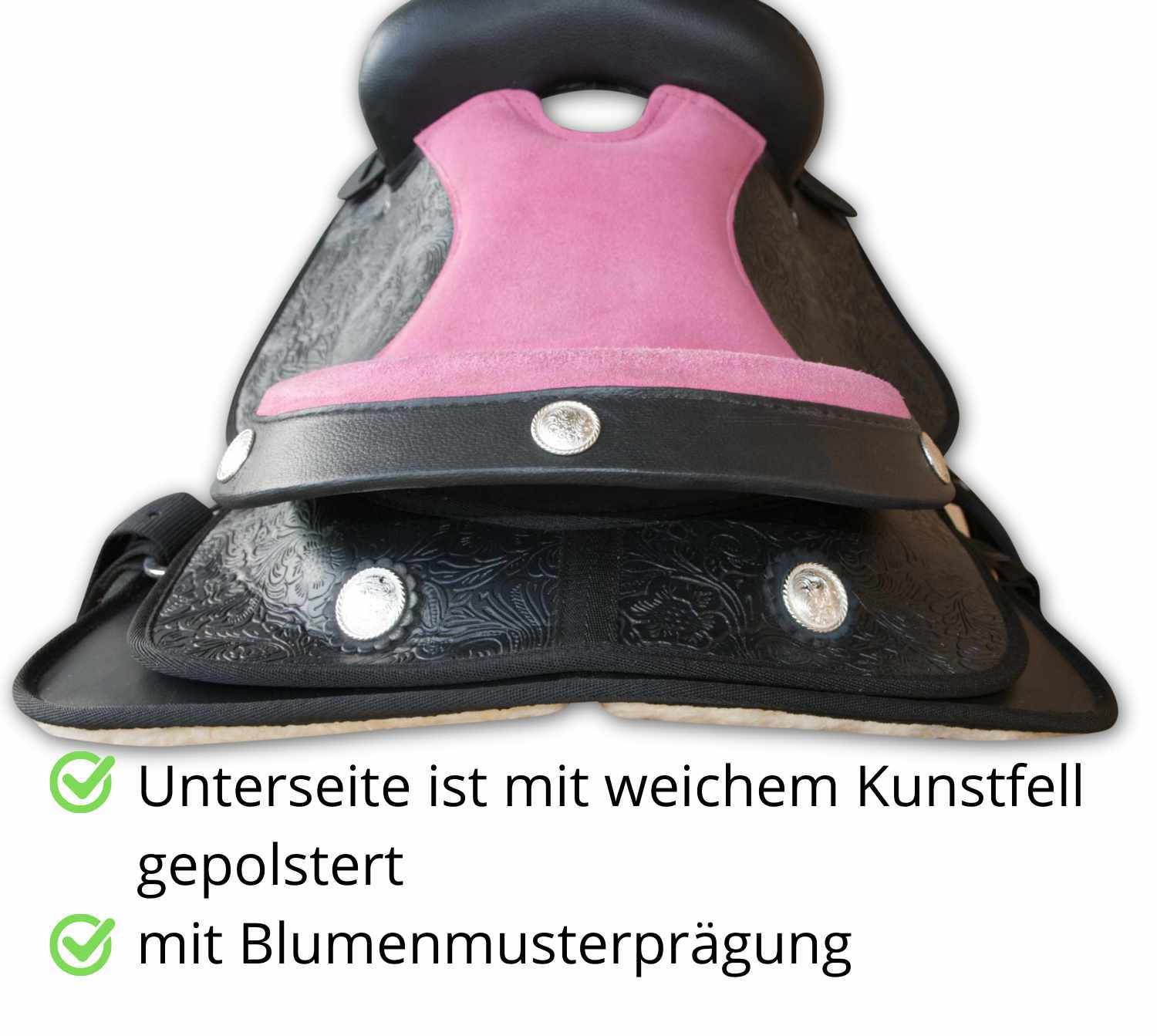 Nahaufnahme des Sattels. Unterseite mit Kunstfell gepolstert. Mit Blumenmuster geprägt. Pinkfarbener Sitz.