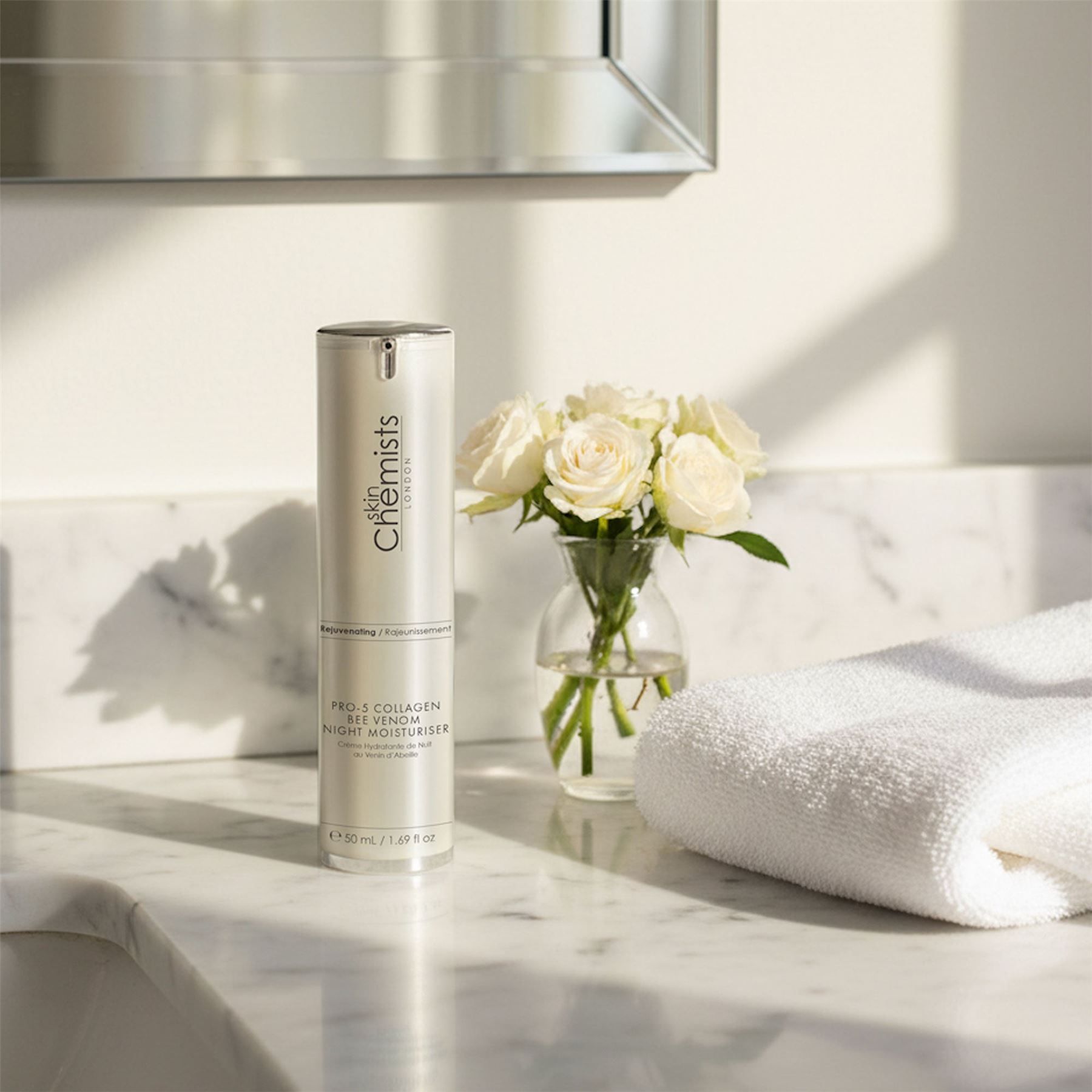 Skin Chemists Pro-5 Collagen Bienengift Nachtcreme im Badezimmer.