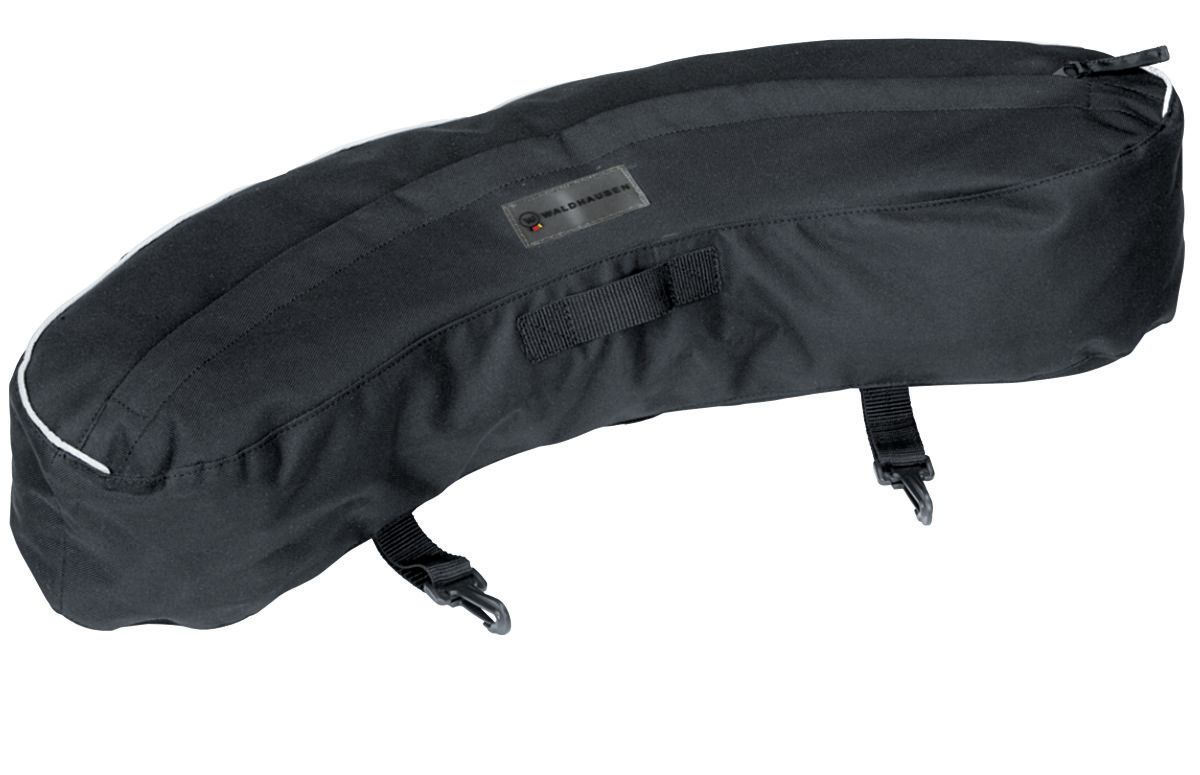 Waldhausen Packtasche in Bananenform, schwarz, mit weißem Streifen und Tragegriffen. Zwei Gurte mit Schnallen.