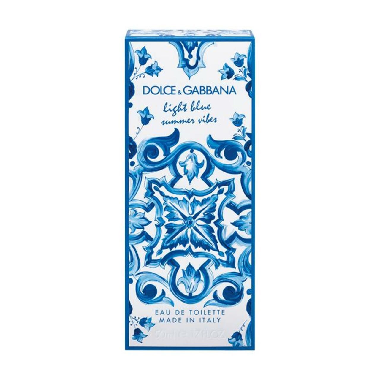 Verpackung des Parfums. Weiß-blaues Muster. Aufschrift: Dolce & Gabbana Light Blue Summer Vibes. Eau de Toilette. Made in Italy.