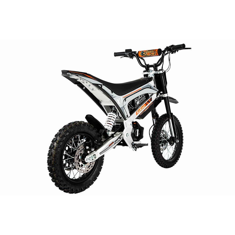 Elektrisches Offroad-Motorrad, Rückansicht. Schwarz, orange und silber. Marke: KUKIRIN. X1-Logo sichtbar.