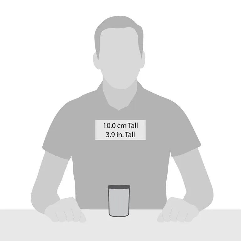 Kerzenglas, dunkelgrau, vor Person. Höhe 10,0 cm. Text: 3.9 in. Tall.