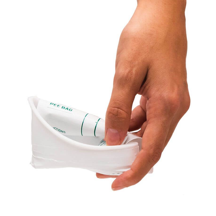 Hand hält weißen Behälter mit einem Pinkelbeutel. Der Behälter hat eine geschwungene Form.