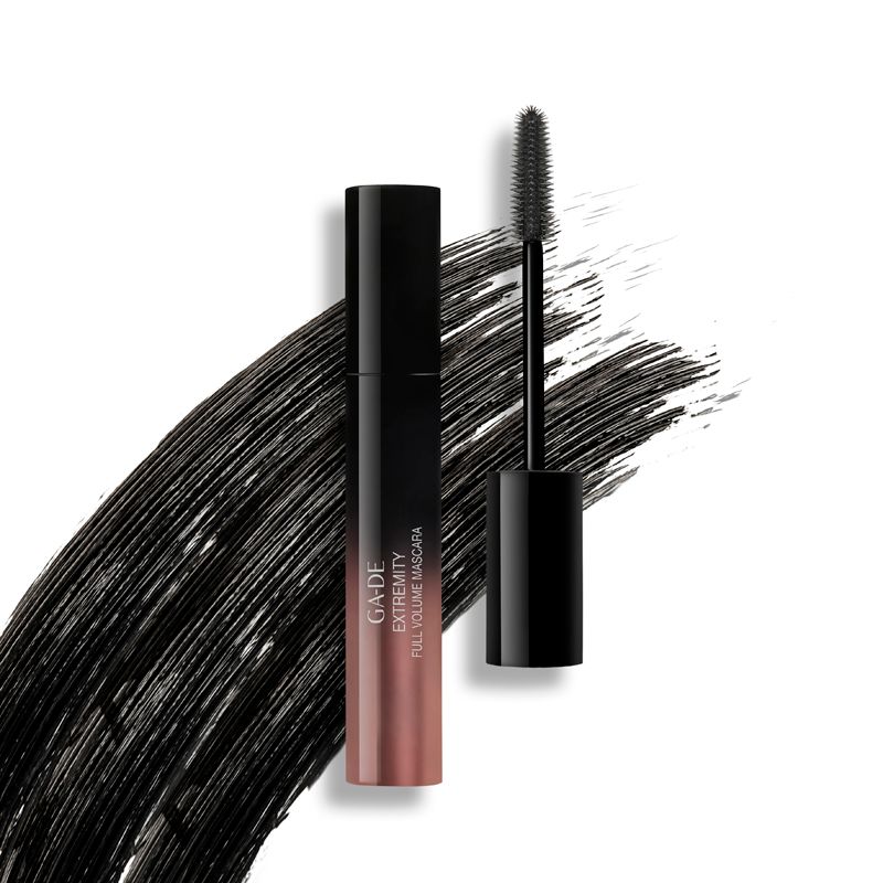Mascara-Tube mit Bürste und schwarzem Strich. Aufschrift: GA-DE Extremity Full Volume Mascara. Schwarze Bürste ist herausgezogen.