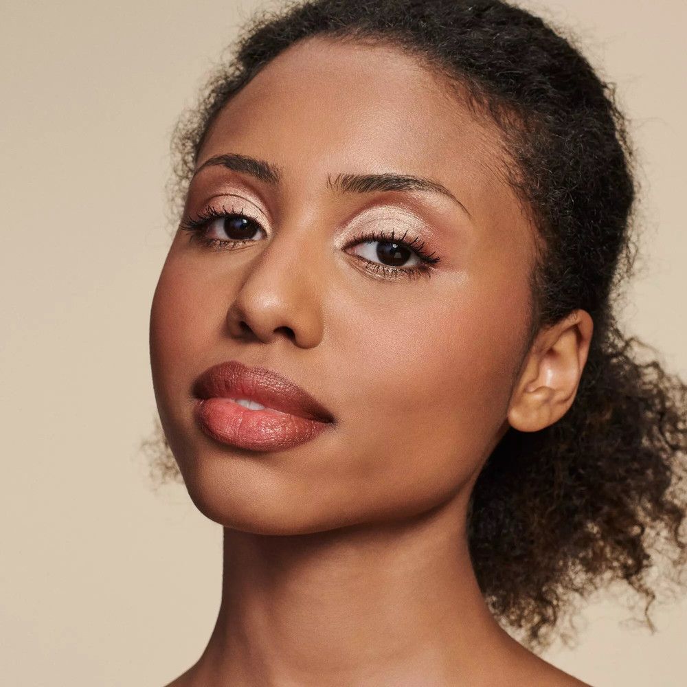 Porträt einer Frau mit geschminkten Lippen. Hautton, Lippenstiftfarbe.