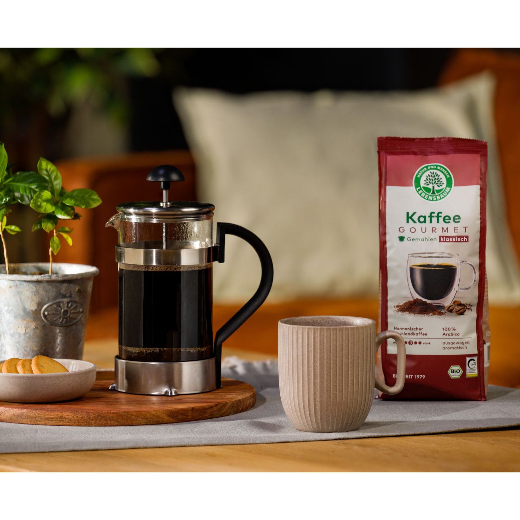 Lebensbaum Kaffee Gourmet mit French Press und Tasse. Bio-Kaffee.