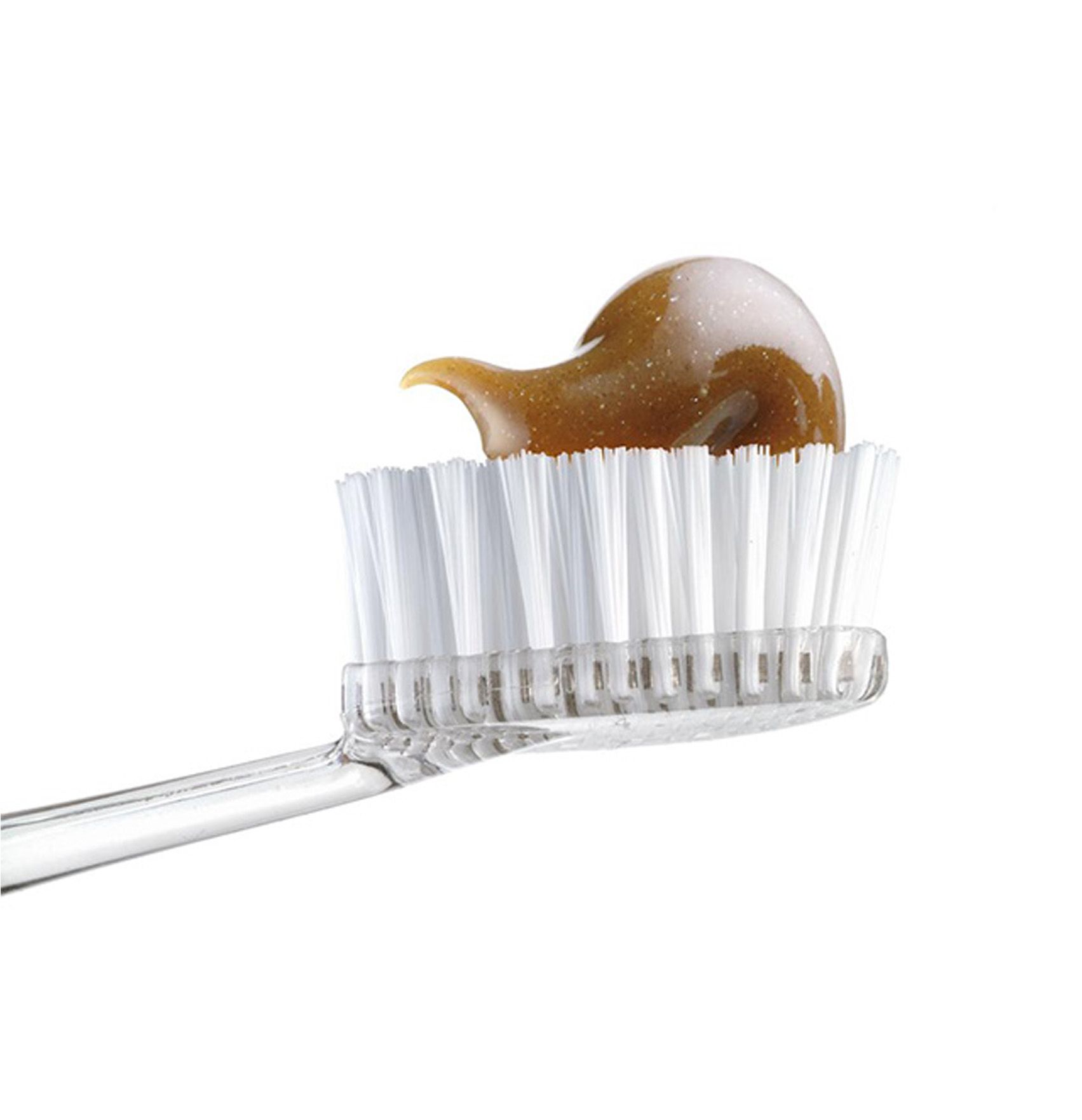 Zahnbürste mit braunem Gel. Borsten weiß, Griff transparent. Gel auf den Borsten.