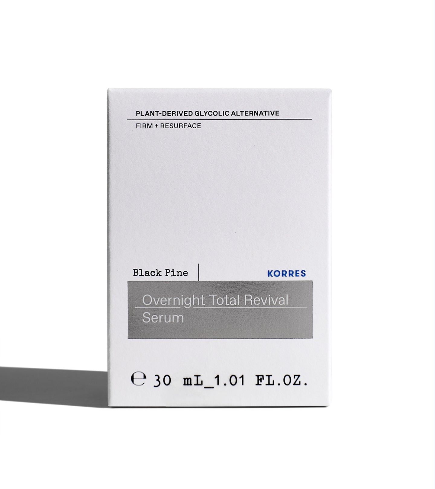 Weiße Verpackung mit Produktnamen und Marke. Enthält Text: Black Pine, Overnight Total Revival Serum, KORRES.