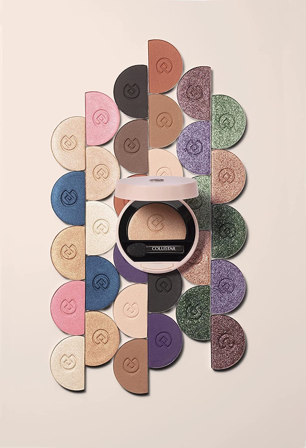 Anordnung von Ombretto Compatto Impeccabile in verschiedenen Farben. Ein Produkt ist geöffnet. Marke: Collistar.