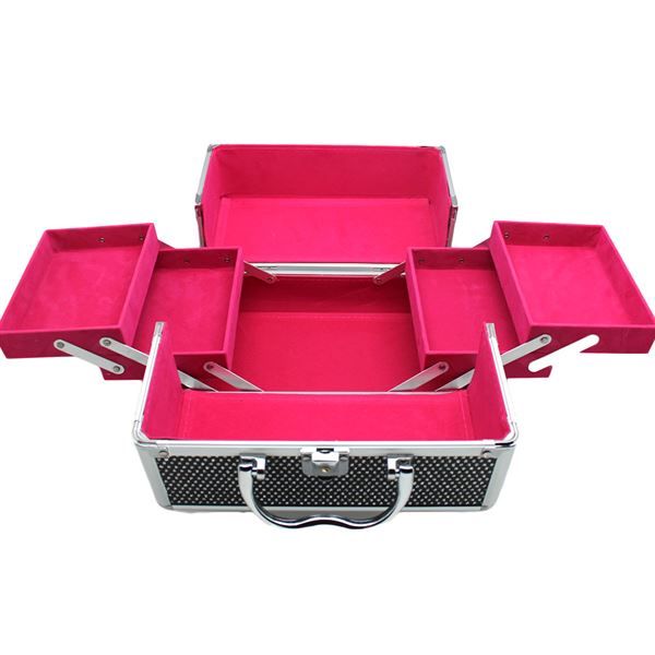 Geöffneter Schmuckkasten/Schminkkasten aus Aluminium. Innen pinkfarbenes Samt. Mehrere Fächer, silberfarbene Details.