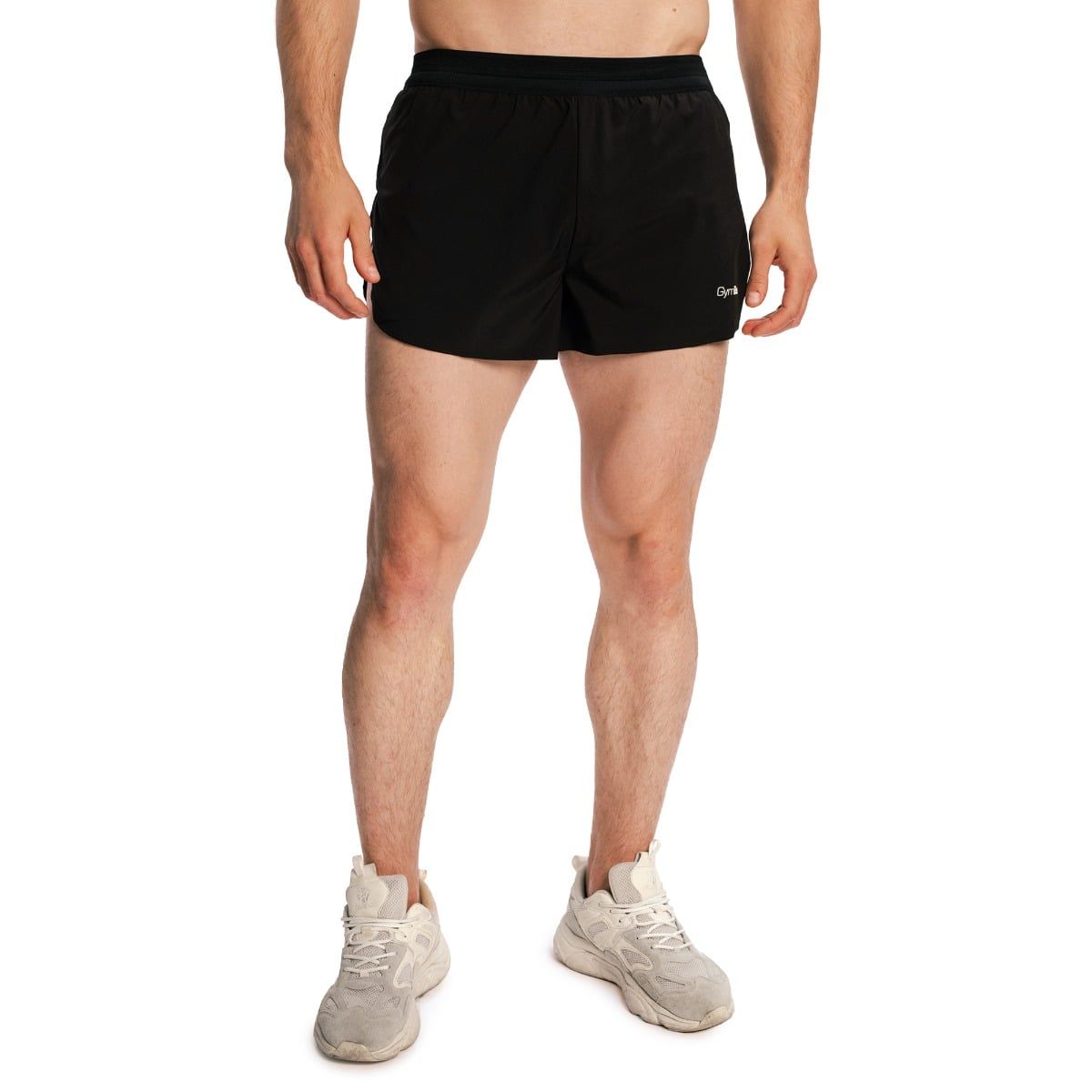 Mann in schwarzen Laufshorts, Frontansicht. Seitenschlitz und Logo sichtbar.