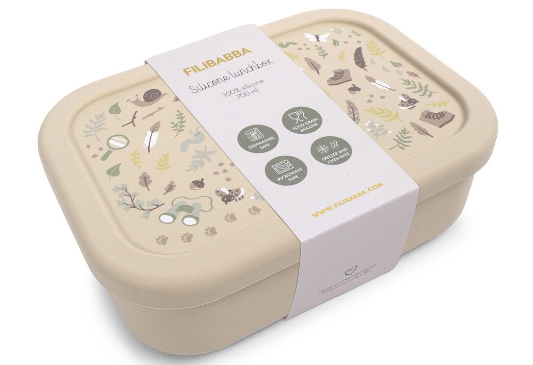 Beige Brotdose mit Deckel und Papierbanderole. Banderole mit Logo, Text und Icons. Rechteckige Form.