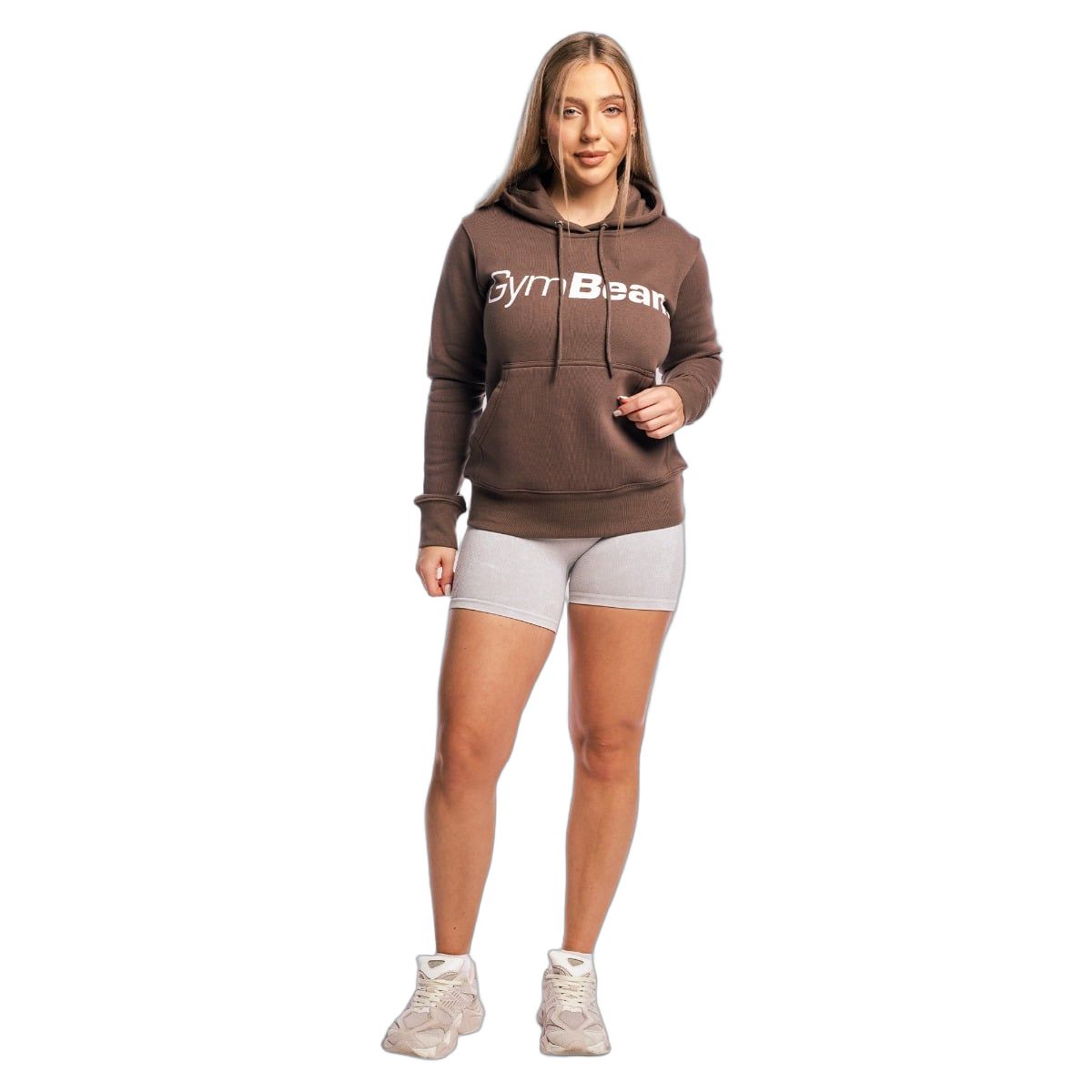 Damen Hoodie in Cocoa mit Kapuze und Kängurutasche. GymBeam Logo auf der Brust.