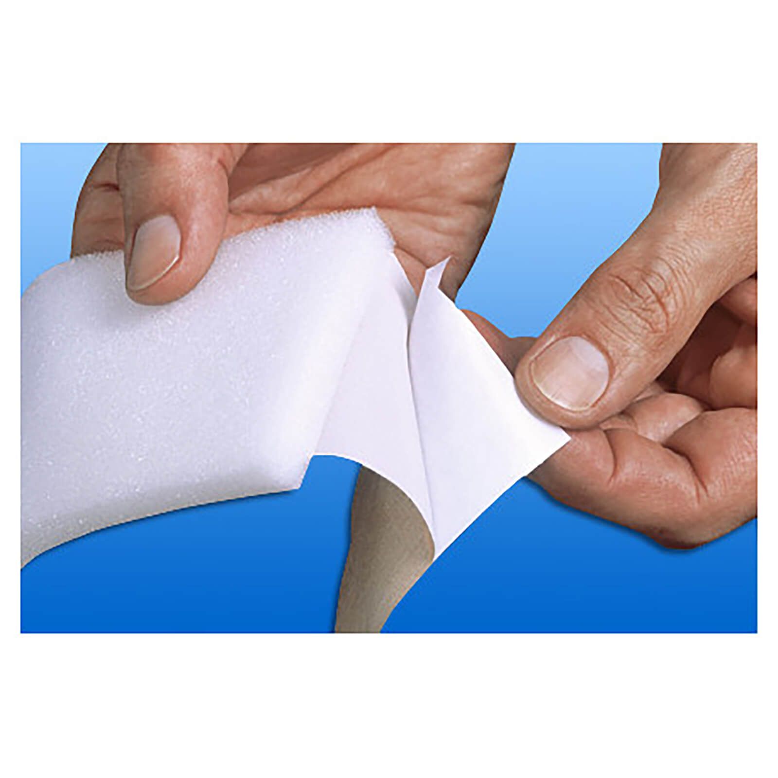 Hände lösen Schutzfolie von einem weißen, rechteckigen Polster. Das Polster hat eine Klebefläche.