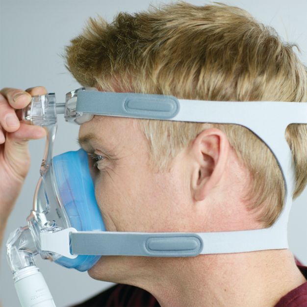Seitenansicht: Mann passt Philips CPAP Maske Amara SE Gel Full an.