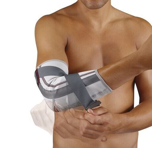 Ellenbogenbandage am Arm einer Person. Grau-weiße Bandage mit Klettverschluss und Riemen. Person hält Arm in Bewegung.