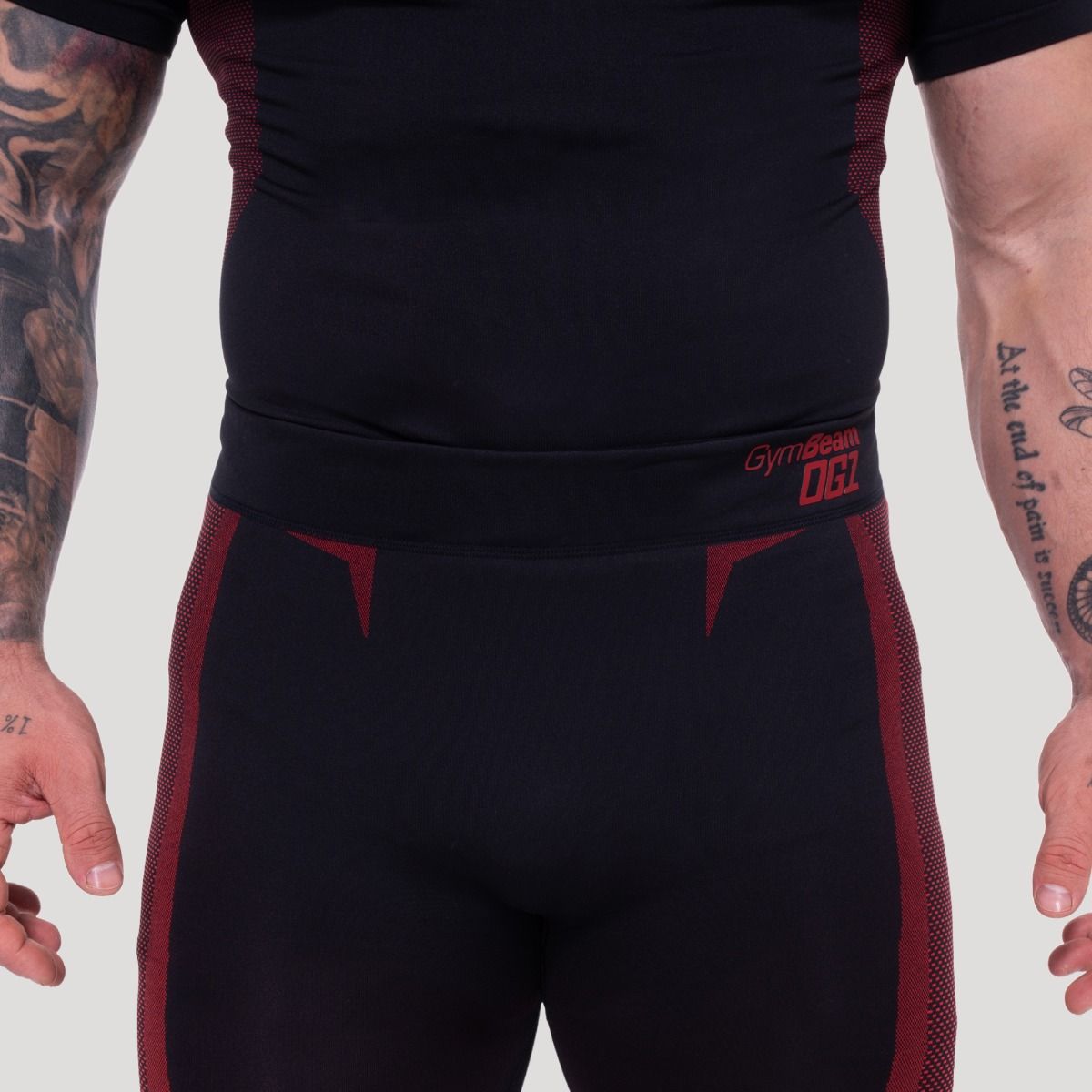 Bund Herren-Leggings mit rotem GymBeam DG1 Logo, nahtlose Verarbeitung.