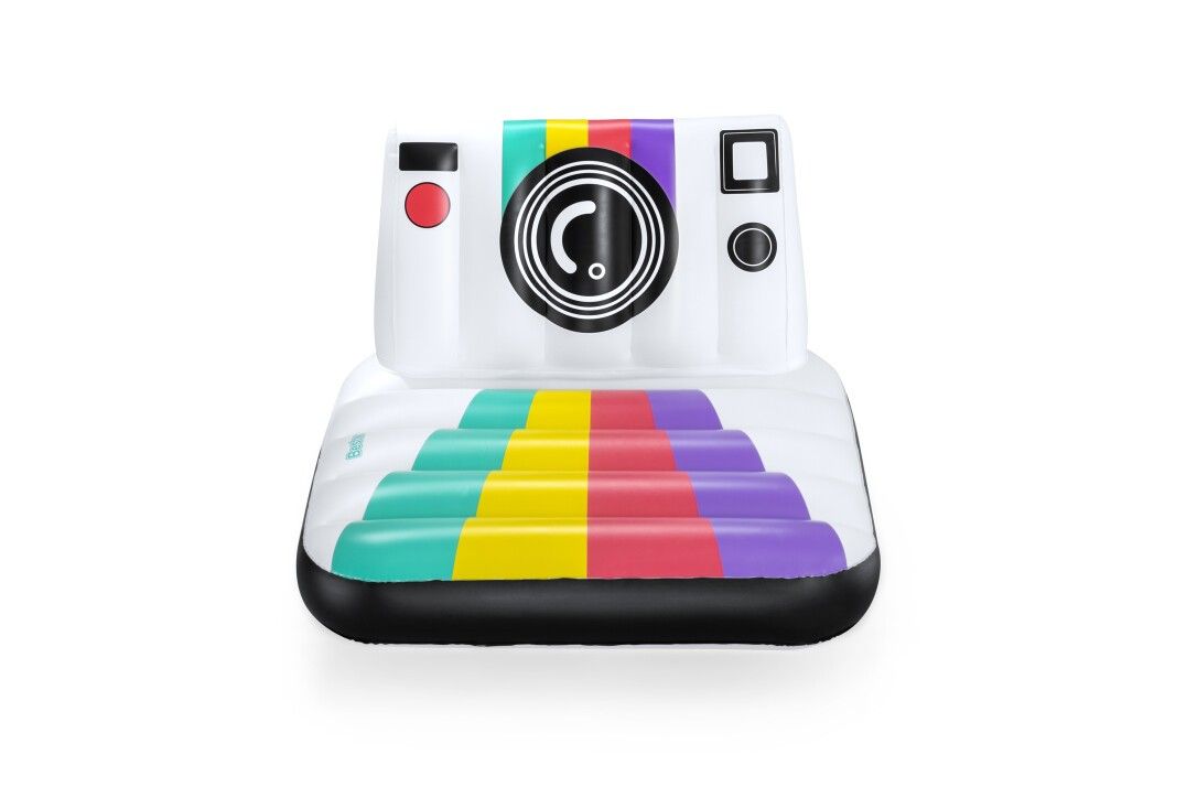 Aufblasbare Luftmatratze in Kameraform. Weiße Basis mit bunten Streifen. Schwarzer Rand und Kamera-Details.