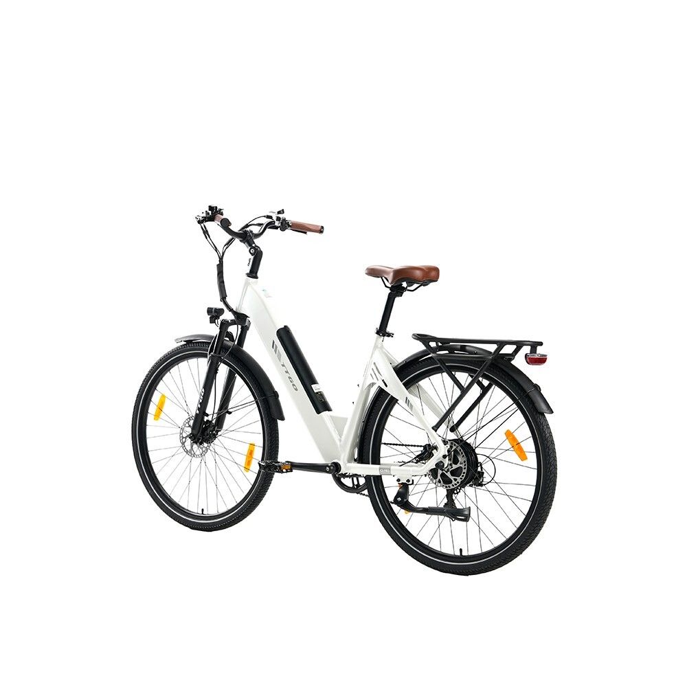 Weißes E-Bike mit braunem Sattel und Lenkergriffen. Schwarze Reifen, Gepäckträger und Schutzbleche. Gelbe Reflektoren an den Speichen.