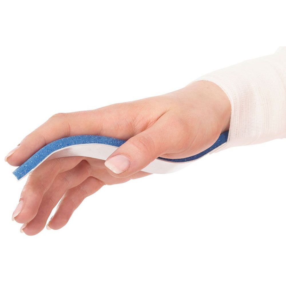 Aluminium-Fingerschiene, blau-weiß. Die Schiene ist an einem Finger angebracht, der mit einem Verband am Handgelenk fixiert ist.
