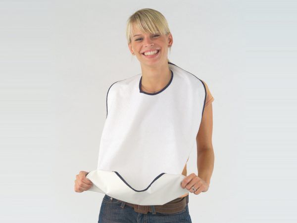 Weißer Esslatz mit schwarzem Rand, von Frau gehalten. Unterer Teil gefaltet.