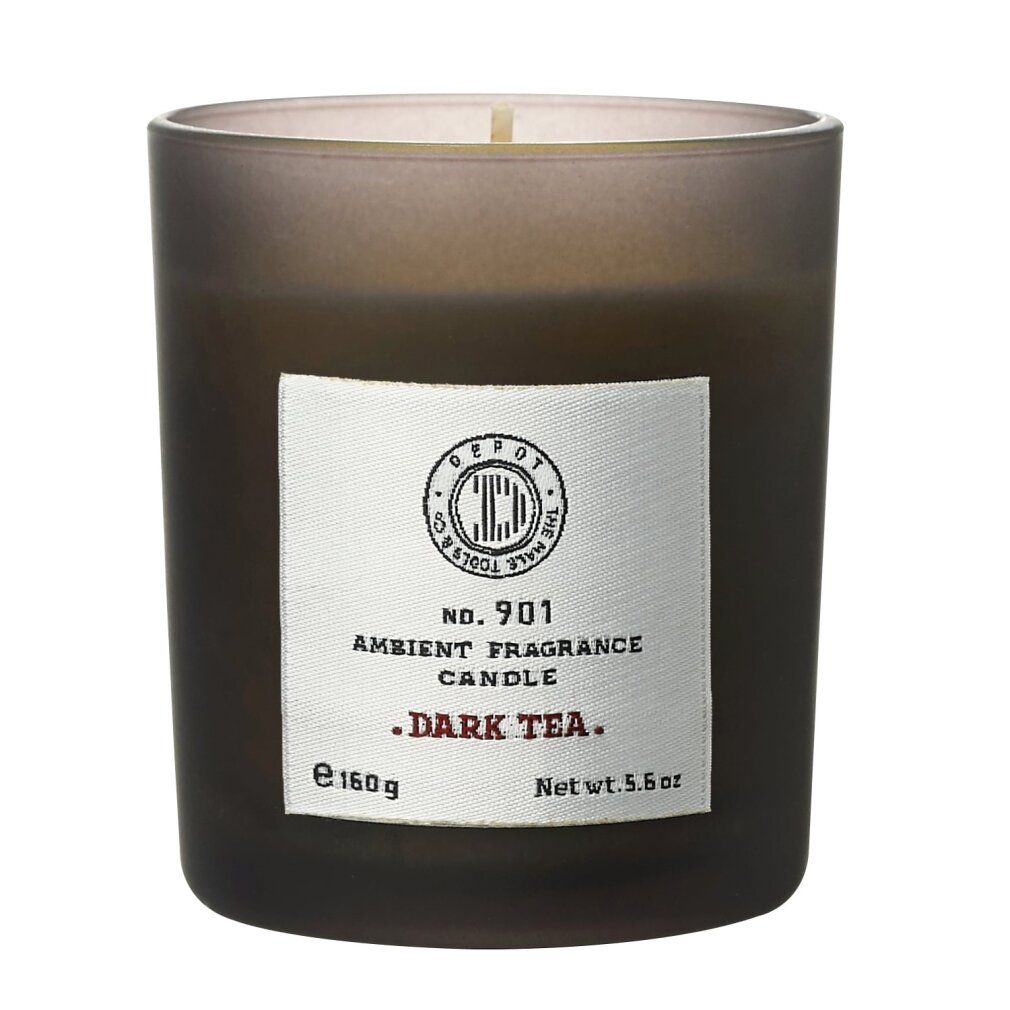 Zylindrische Kerze in dunkler Glasverpackung. Mit Etikett, das "No. 901", "Dark Tea" und Gewicht in Gramm und Unzen zeigt.