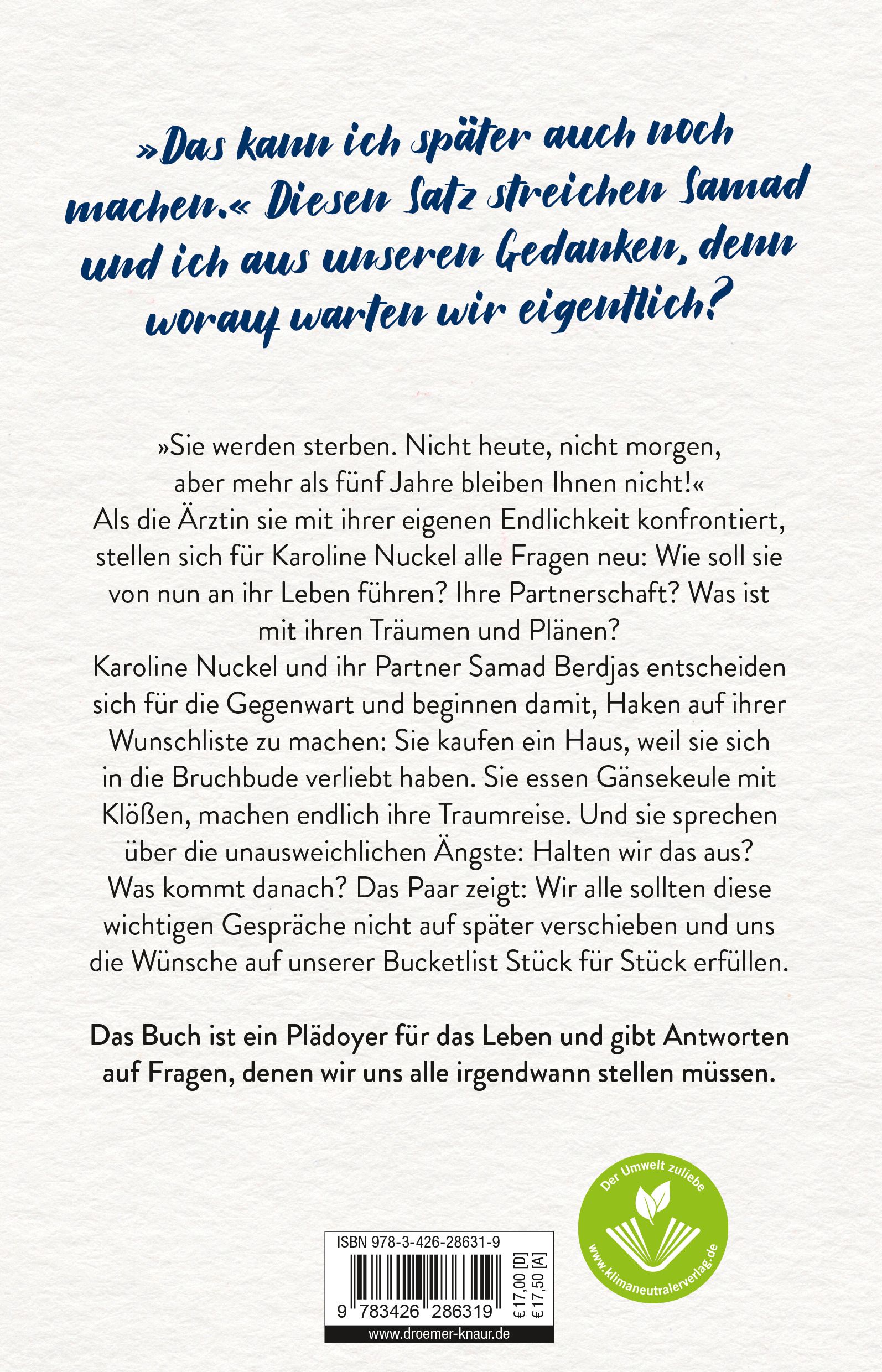 Buchrückseite mit Text. Titel: Wer im Jetzt lacht, lebt am besten. Autoren: Karoline Nuckel, Samad Berdjas. ISBN, Preis, Umweltzeichen.