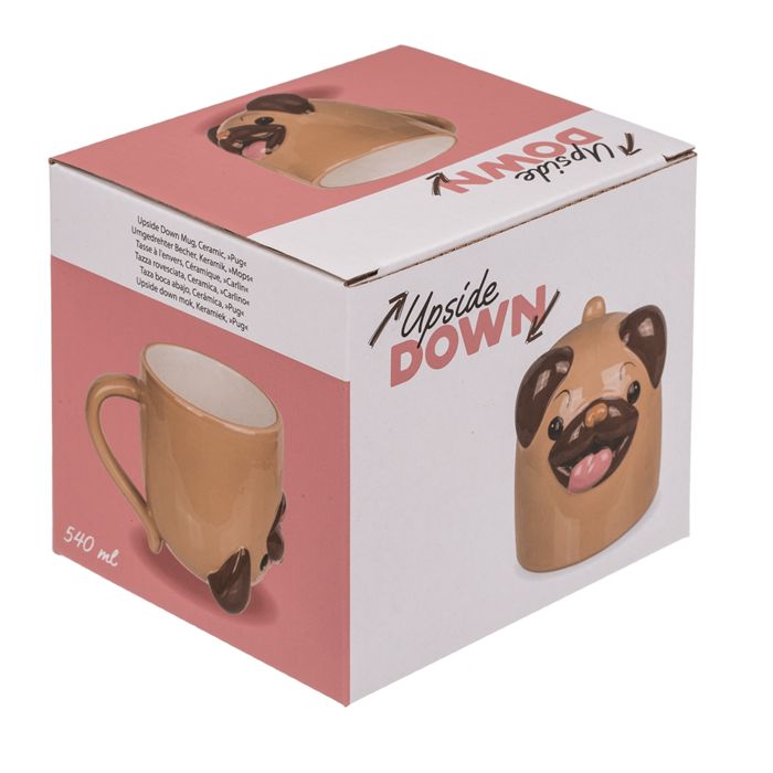 Becher Mops in Verpackung. Beige-braune Keramik, Mops-Gesicht. Aufschrift "Upside Down". Karton mit Mops-Motiv, 540 ml.