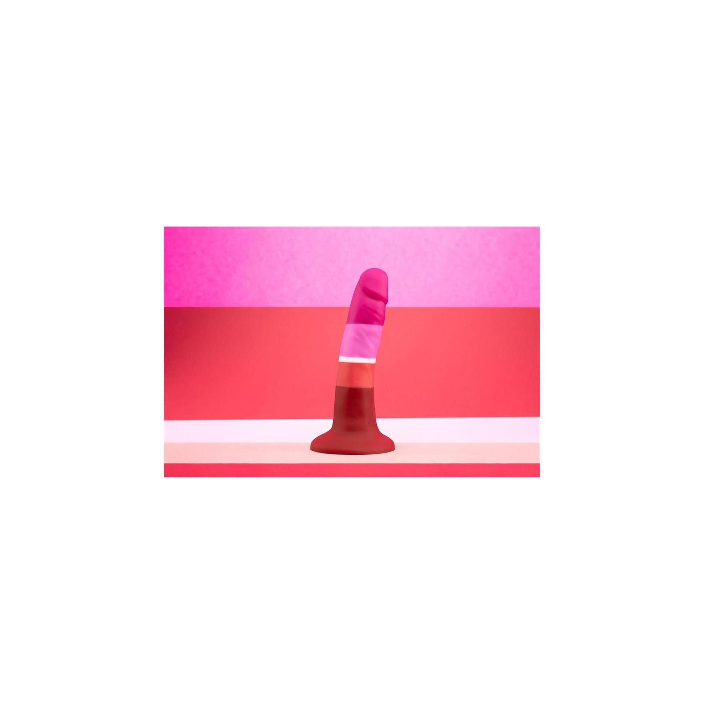 Mehrfarbiger Dildo. Farben: Pink, Weiß, Orange und Rot. Basis und Spitze abgerundet.
