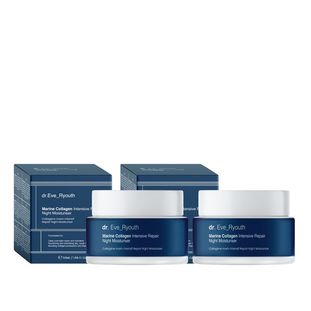 Zwei Tiegel Nachtcreme mit blauen Behältern und weißen Deckeln. Dahinter zwei Produktverpackungen mit Text.