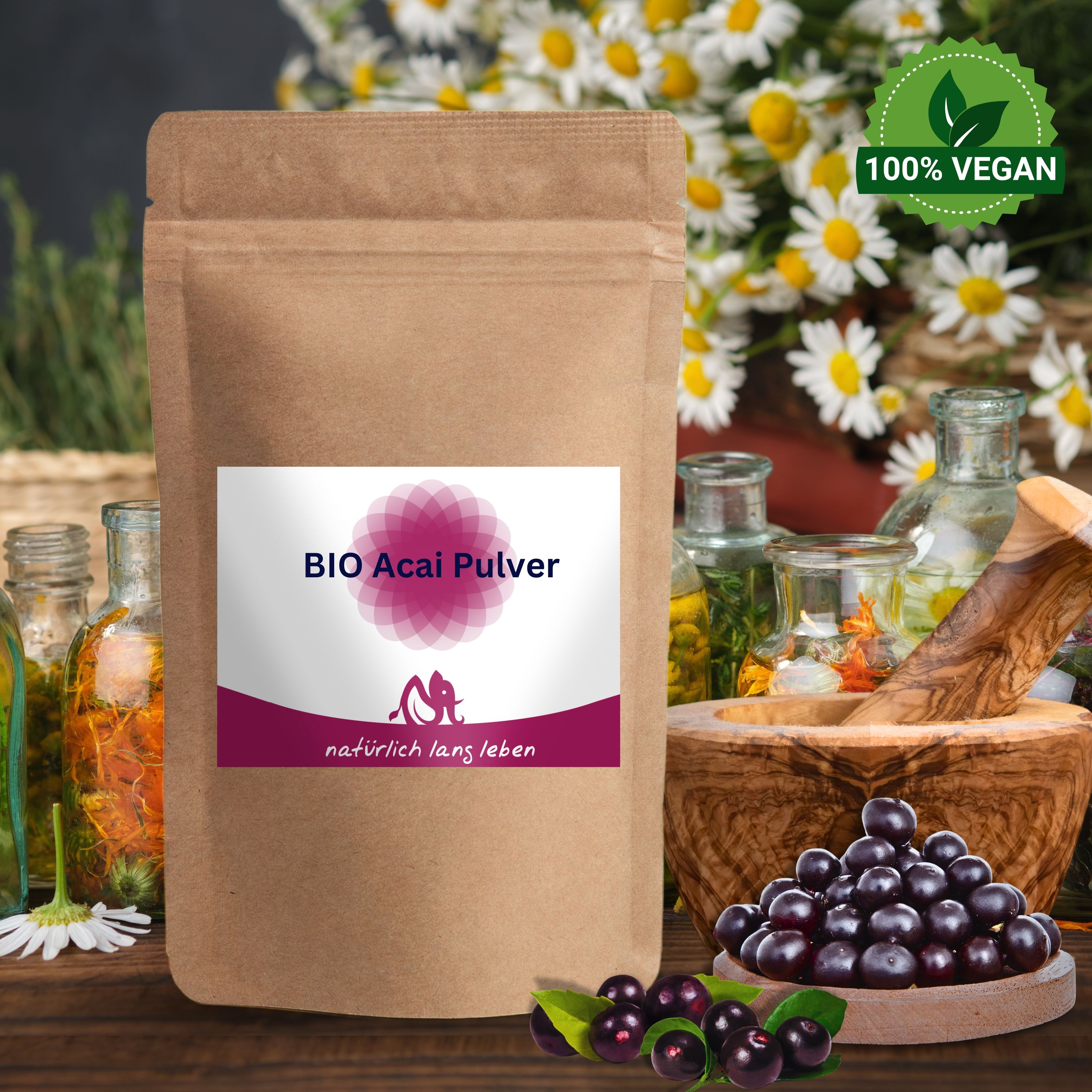 BIO Acai Pulver in brauner Papierverpackung. Aufkleber mit Produktname und Logo. Acai-Beeren und Kräuter im Hintergrund.